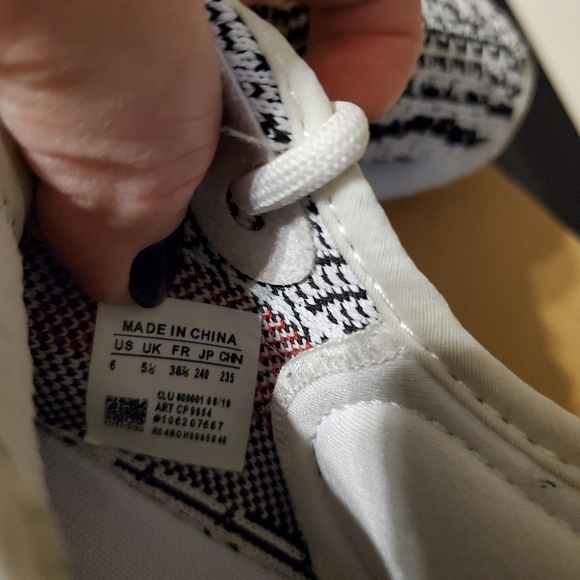 YEEZY BOOST 350 V2 main image 5